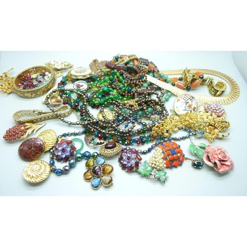 842 - A collection of vintage costume jewellery