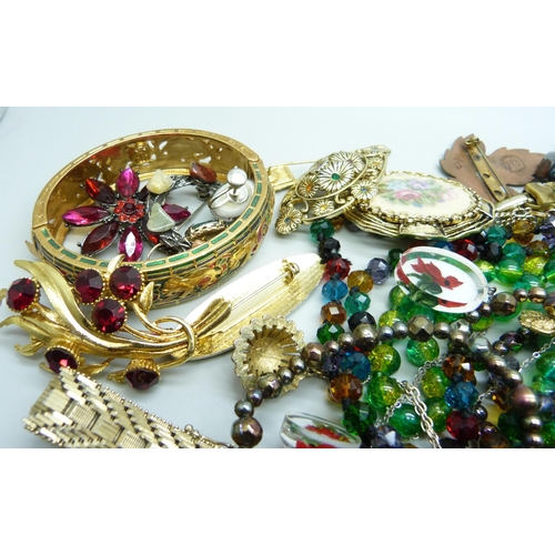 842 - A collection of vintage costume jewellery