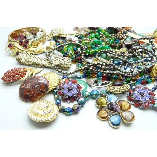 842 - A collection of vintage costume jewellery