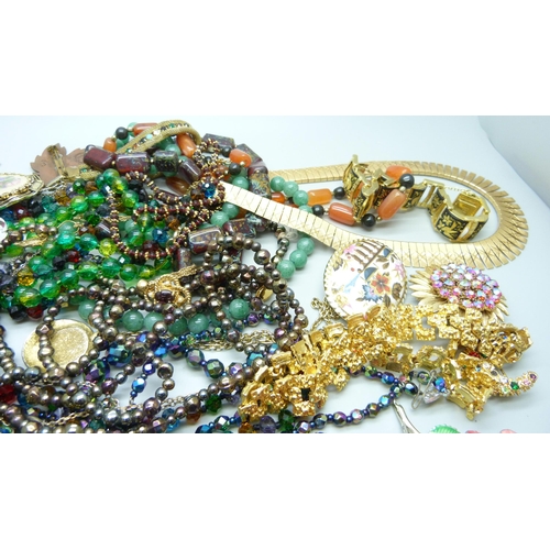 842 - A collection of vintage costume jewellery