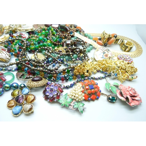 842 - A collection of vintage costume jewellery