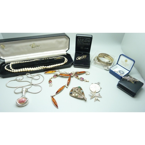 843 - A collection of silver jewellery, 148g, a faux pearl necklace with silver clasp, a Sarah Coventry br... 