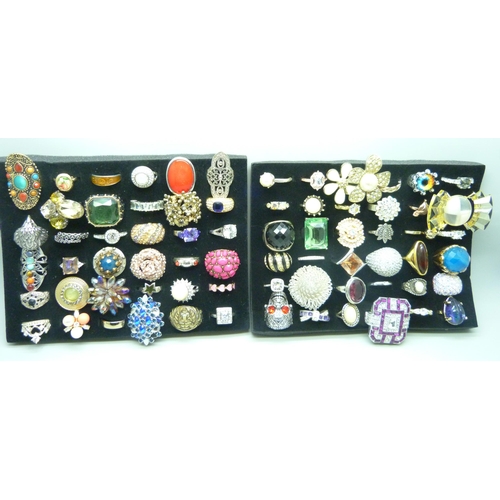 844 - A collection of costume rings