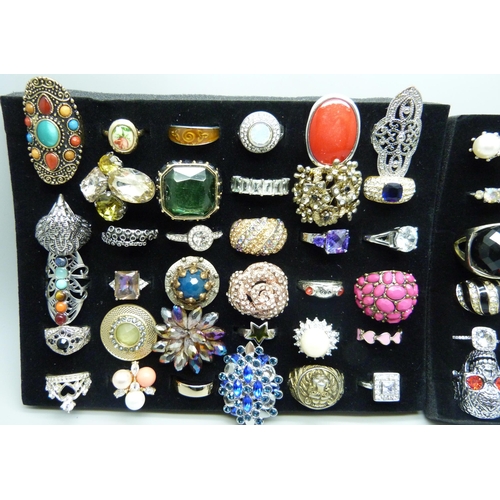 844 - A collection of costume rings