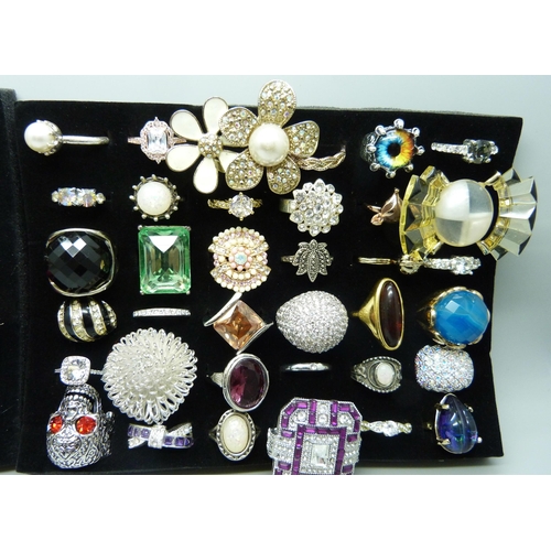 844 - A collection of costume rings