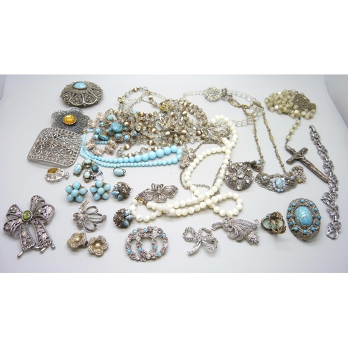 845 - A collection of vintage costume jewellery