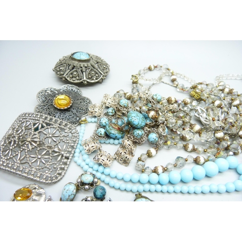 845 - A collection of vintage costume jewellery