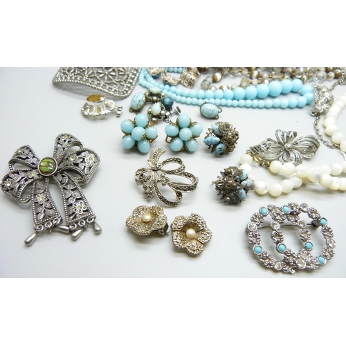 845 - A collection of vintage costume jewellery