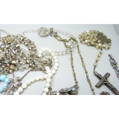 845 - A collection of vintage costume jewellery