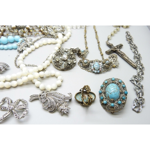 845 - A collection of vintage costume jewellery