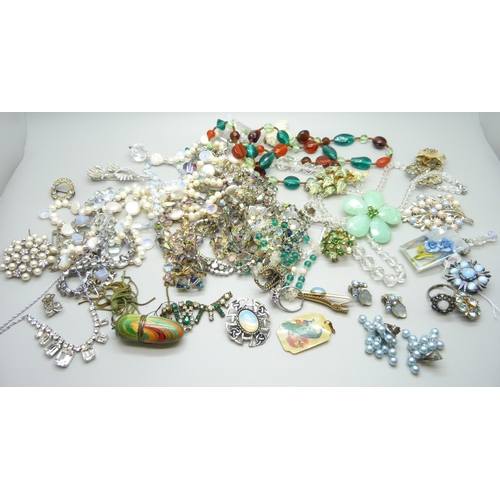 846 - A collection of vintage costume jewellery and a long string of pearls