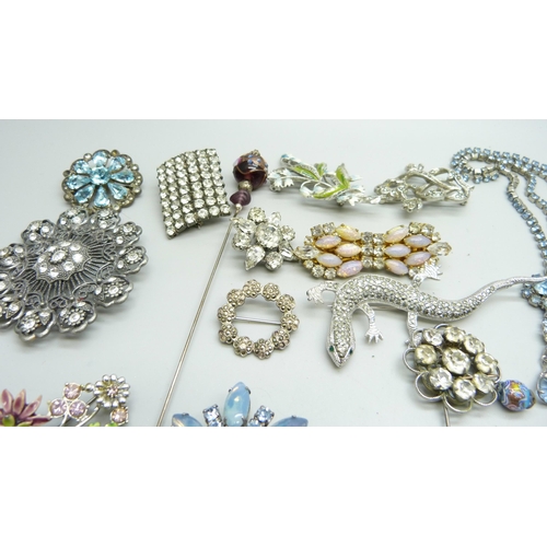 847 - A collection of costume jewellery including brooches and necklaces