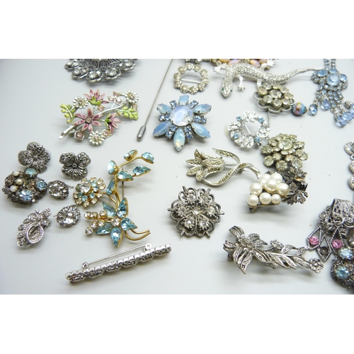 847 - A collection of costume jewellery including brooches and necklaces