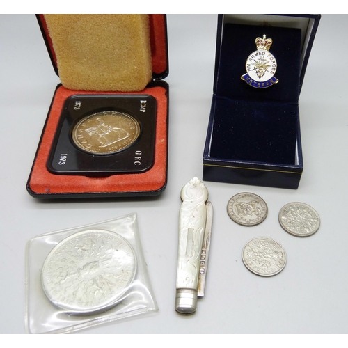 850 - A silver and mother of pearl fruit knife, two half silver coins, an Armed Forces veteran badge, a cr... 