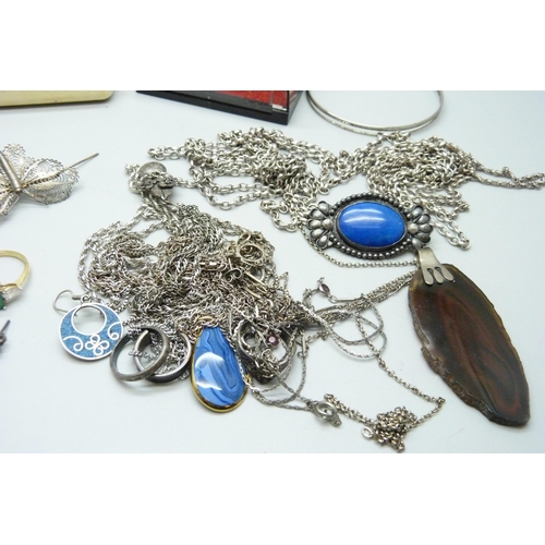 858 - A collection of jewellery - white metal chains lacking clasps, 67g, silver rings, a silver and amber... 