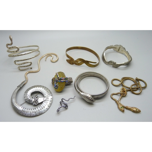 865 - A vintage pewter JJ Jonette snake brooch and other snake jewellery