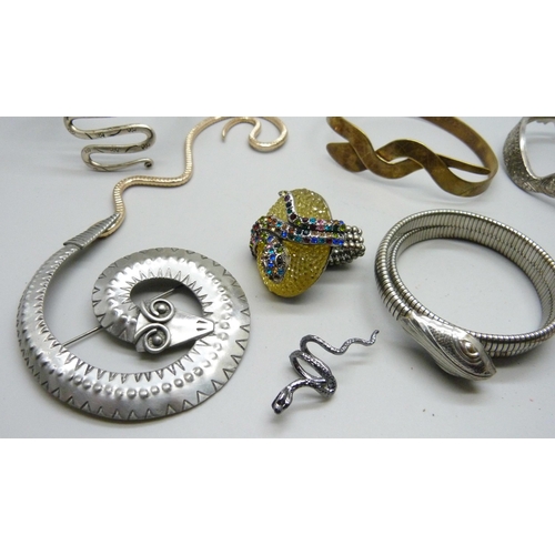 865 - A vintage pewter JJ Jonette snake brooch and other snake jewellery