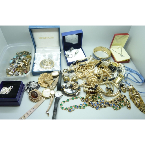 874 - A collection of costume jewellery