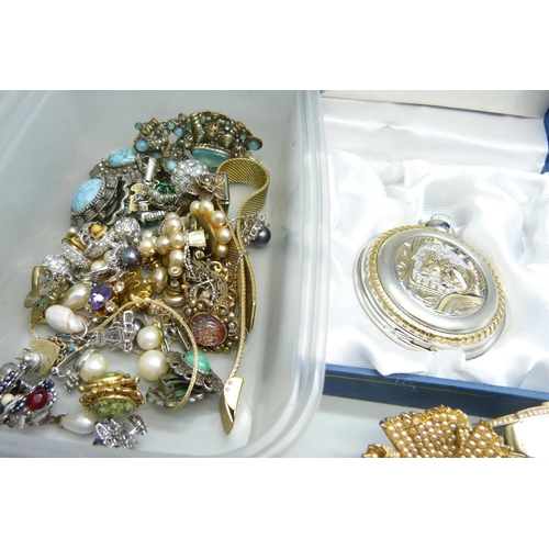 874 - A collection of costume jewellery