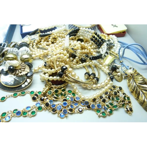 874 - A collection of costume jewellery