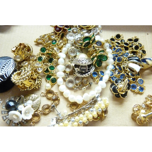 874 - A collection of costume jewellery