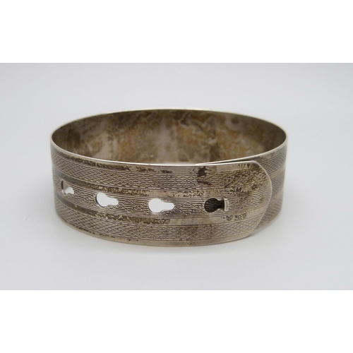 880 - A silver bangle, 1.9cm wide, 25g