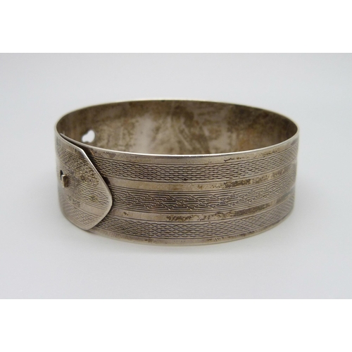 880 - A silver bangle, 1.9cm wide, 25g