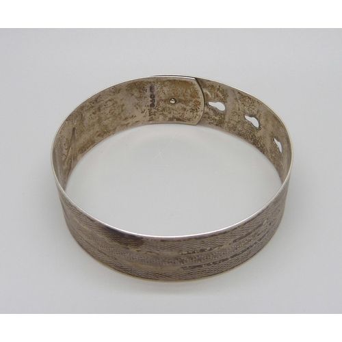 880 - A silver bangle, 1.9cm wide, 25g