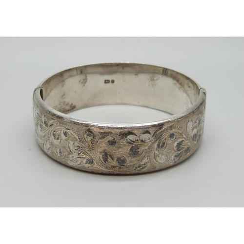 883 - A silver bangle, 1.9cm wide, 27g