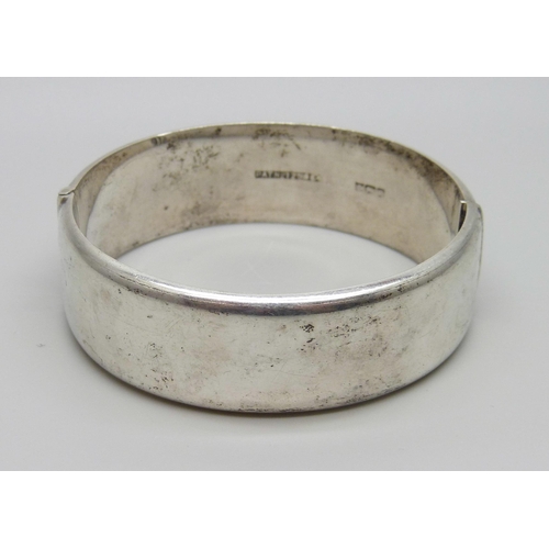 883 - A silver bangle, 1.9cm wide, 27g