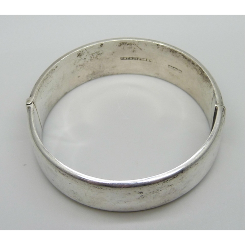 883 - A silver bangle, 1.9cm wide, 27g