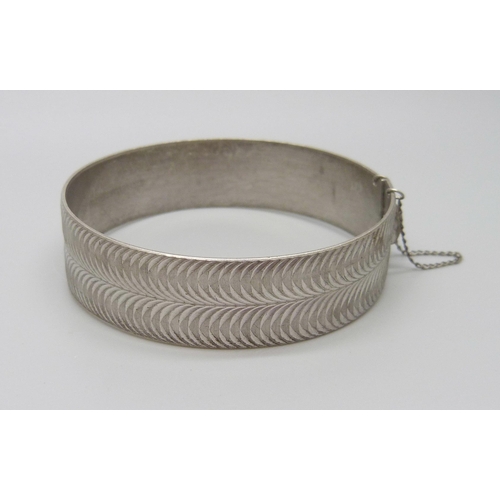 885 - A silver bangle, 1.5cm wide, 27g