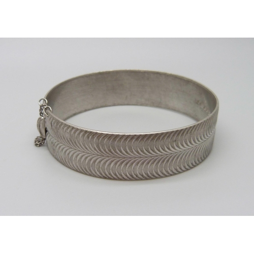 885 - A silver bangle, 1.5cm wide, 27g