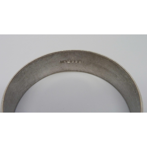 885 - A silver bangle, 1.5cm wide, 27g