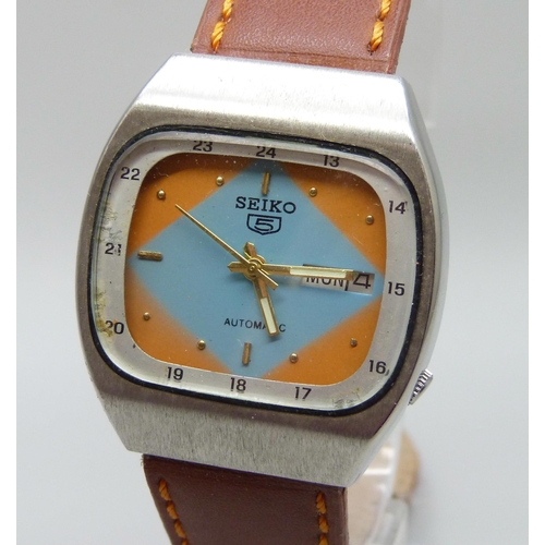 892 - A Seiko 5 Automatic day/date wristwatch, 35mm case