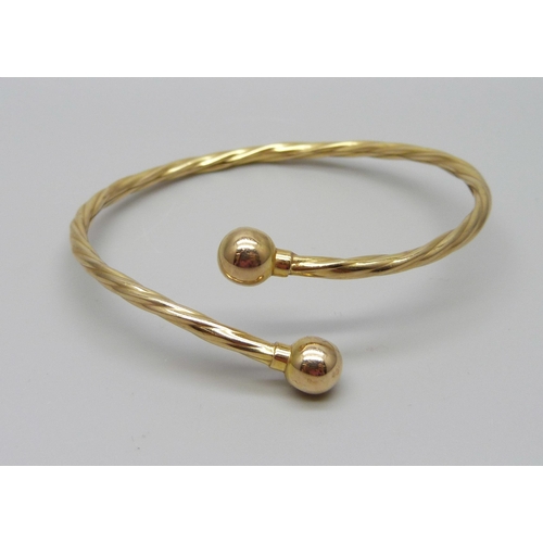 896 - A 9ct gold bangle, 5.8g, 5.9 x 4.6cm