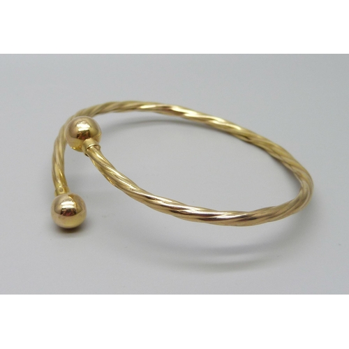 896 - A 9ct gold bangle, 5.8g, 5.9 x 4.6cm