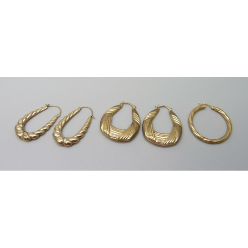 898 - Two pairs of 9ct gold hoop earrings and a single 9ct gold earring, 7.3g