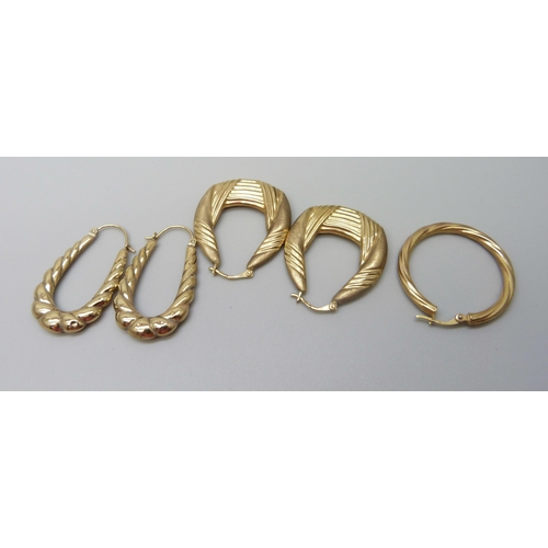 898 - Two pairs of 9ct gold hoop earrings and a single 9ct gold earring, 7.3g