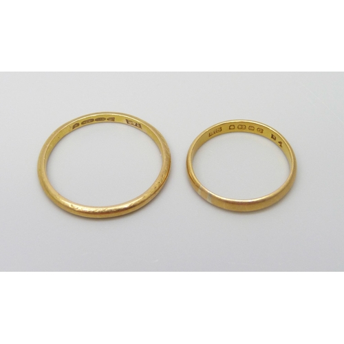 901 - Two 22ct gold wedding bands, 4.2g, I and Q