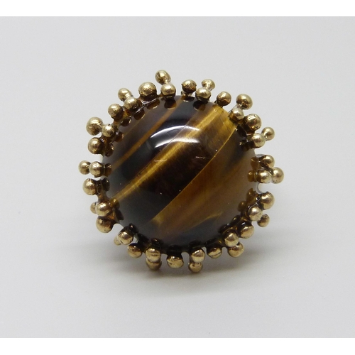 912 - A yellow metal and cabochon tiger's eye ring, marked 333, 8.0g, L