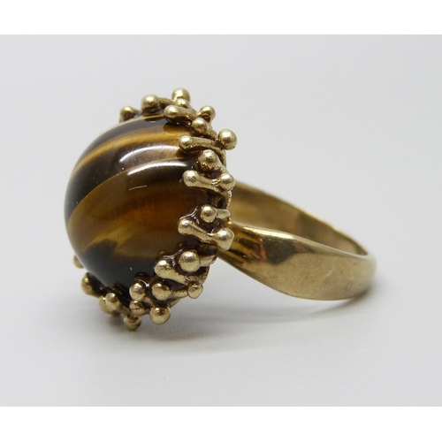 912 - A yellow metal and cabochon tiger's eye ring, marked 333, 8.0g, L