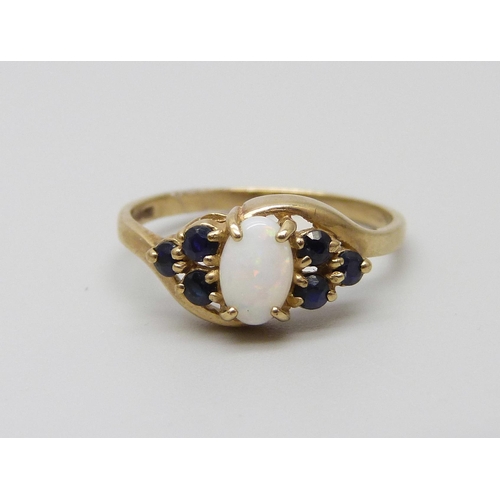 915 - A 9ct gold, opal and sapphire ring, 1.3g, I/J