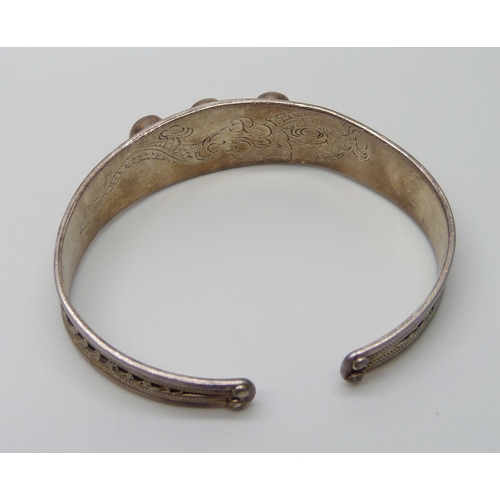 924 - A white metal and moonstone bangle, stamped 925, 25g