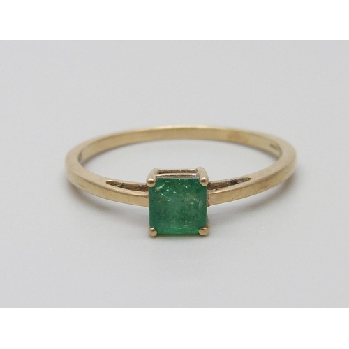 925 - A 9ct gold and Colombian emerald ring, 1.6g, U