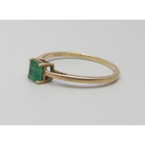 925 - A 9ct gold and Colombian emerald ring, 1.6g, U