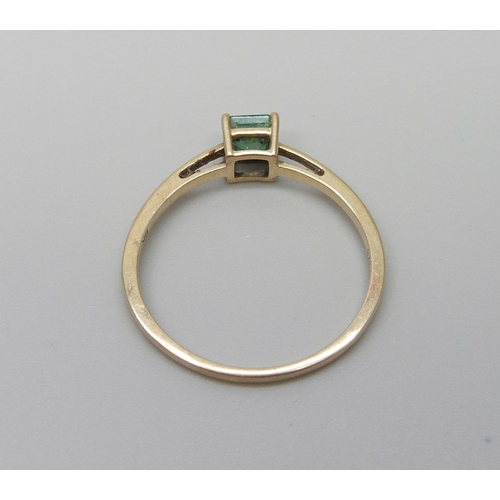 925 - A 9ct gold and Colombian emerald ring, 1.6g, U