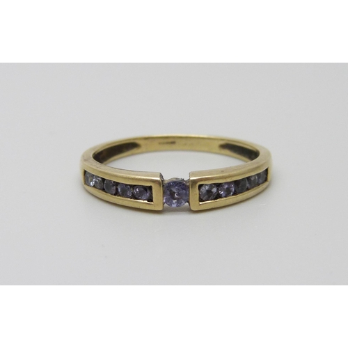 926 - A 9ct gold and tanzanite ring, 2.4g, U