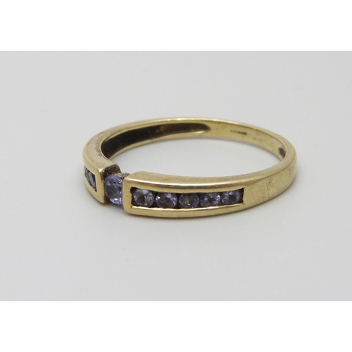 926 - A 9ct gold and tanzanite ring, 2.4g, U