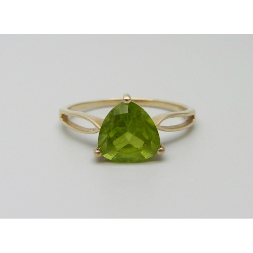 927 - A 10k gold and peridot ring, 2.5g, U